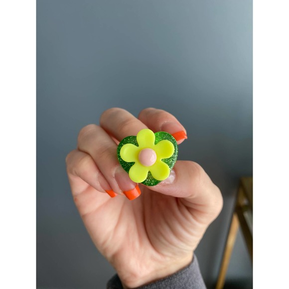 Y2K green sparkly flower ring, 7.5 - Picture 6 of 9